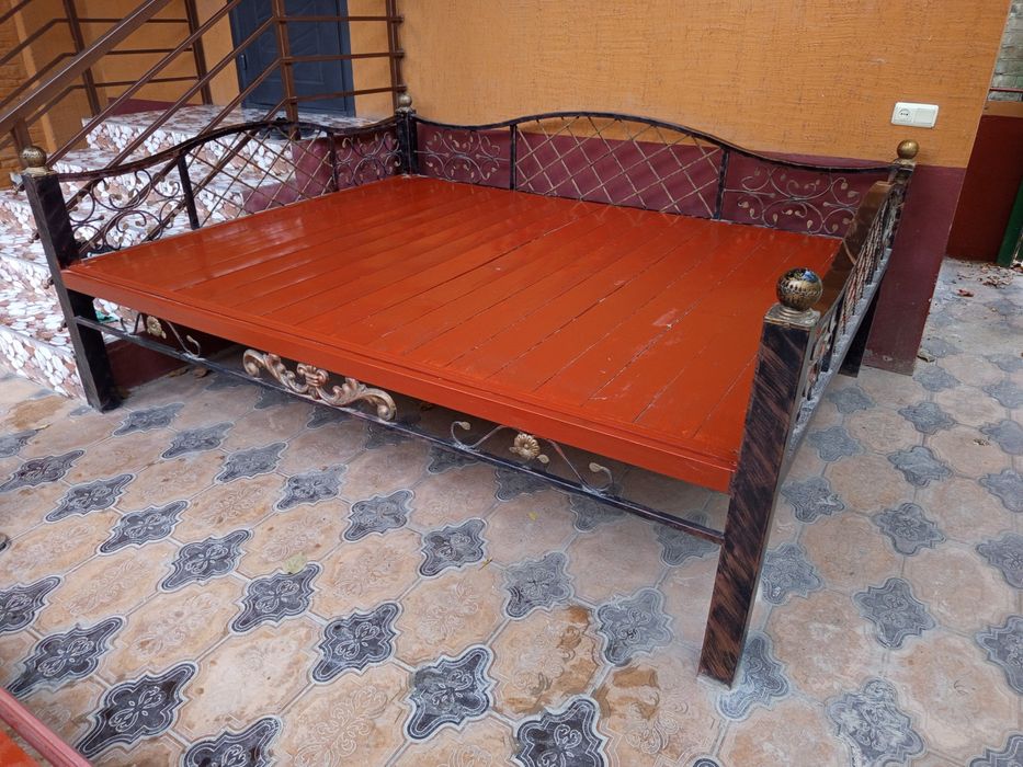 Топчан(сури) с железным корпусом