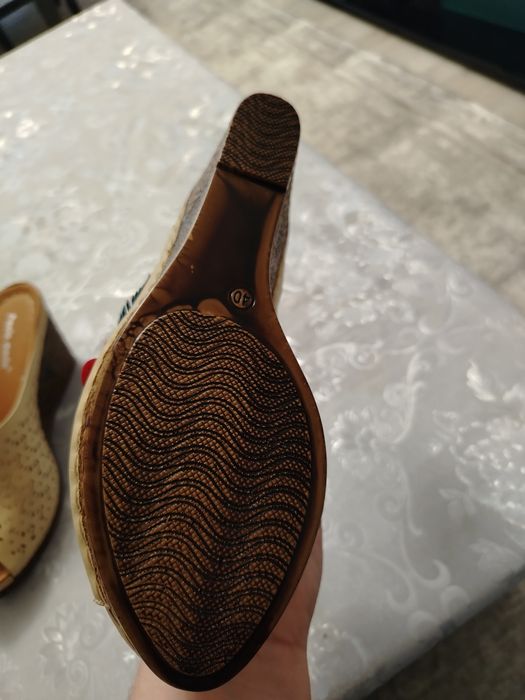 Продам босоножки