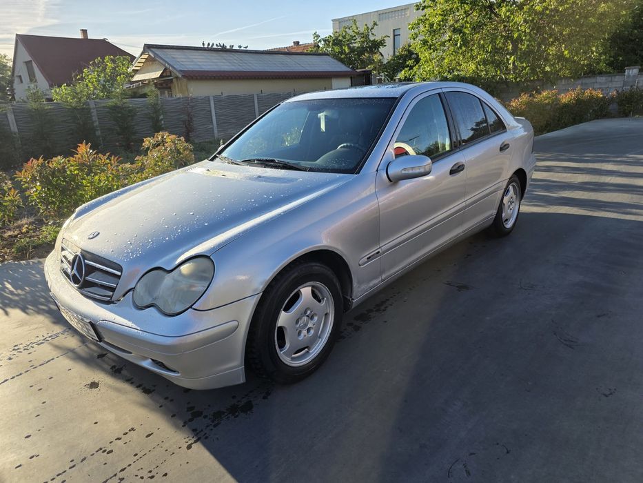 Vând Mercedes-Benz C200 W203
