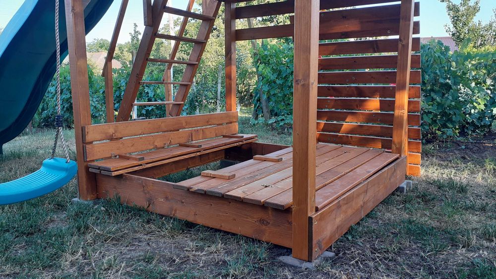 Loc de joaca cu tobogan si leagane