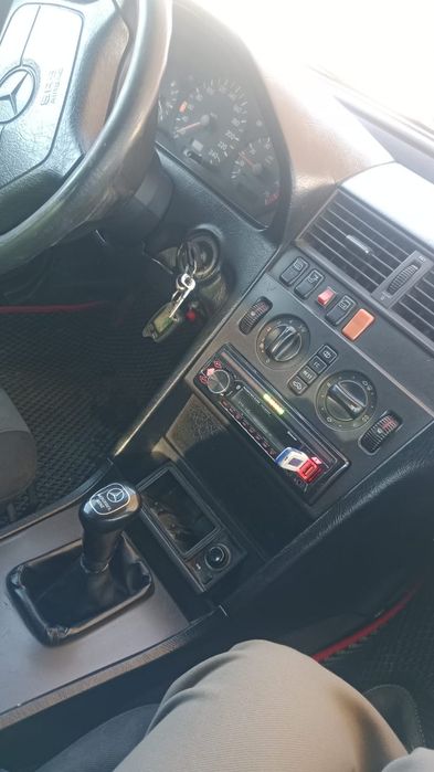 Мерседес с 180 обиом 1,8