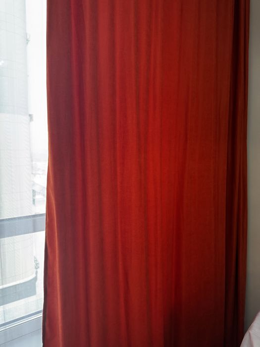 Шторы оранжевые и синие