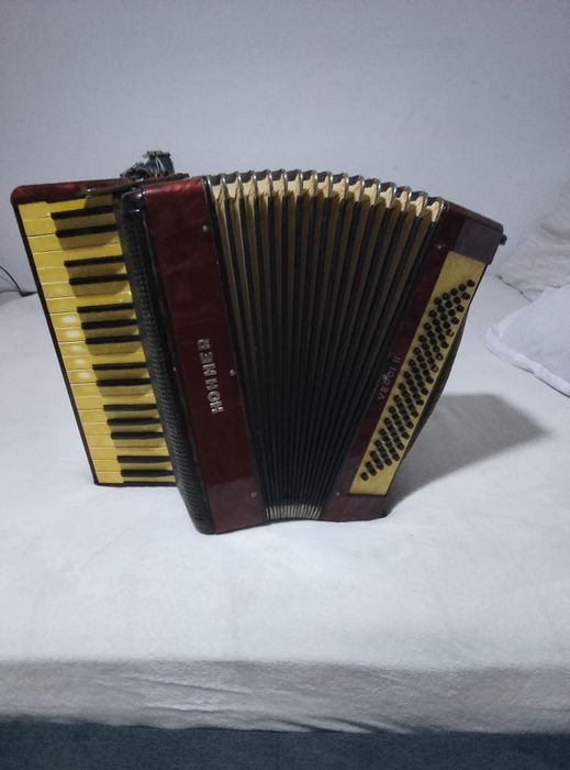 Vând acordeon Hohner 80 de basi