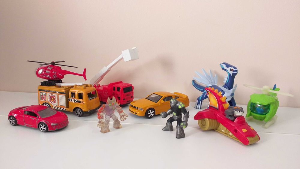 lot diverse jucarii figurine transformers robotei camioane masinute