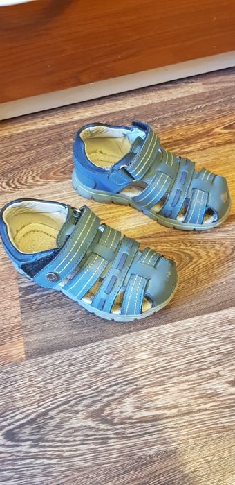 Продам сандали для мальчика р.26