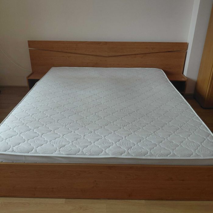 Продавам спалня с повдигащ механизъм – отлично състояние