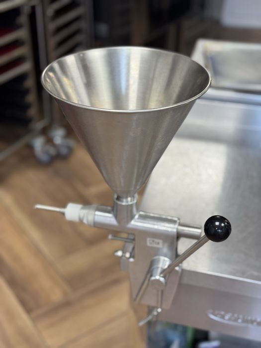 Dispozitiv injectat creme