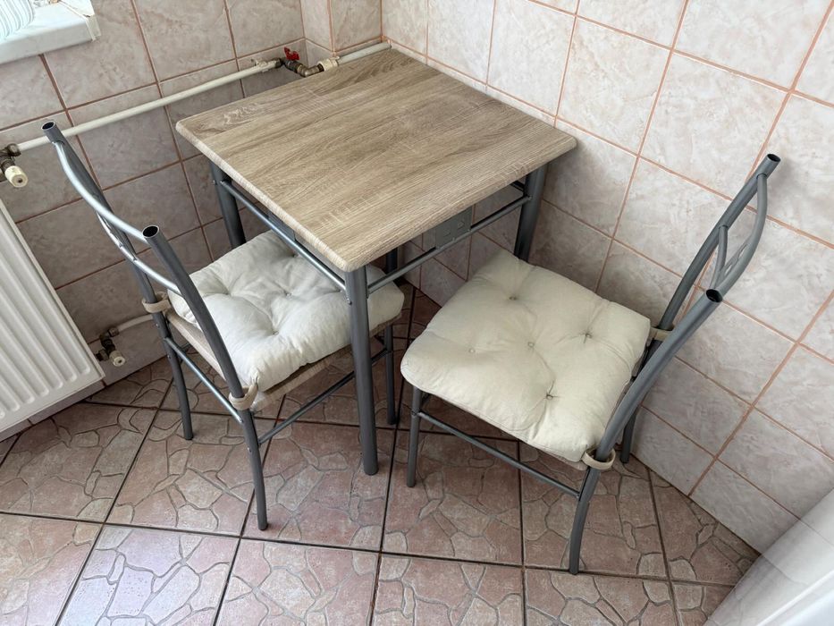 Masa cu scaune de bucatarie