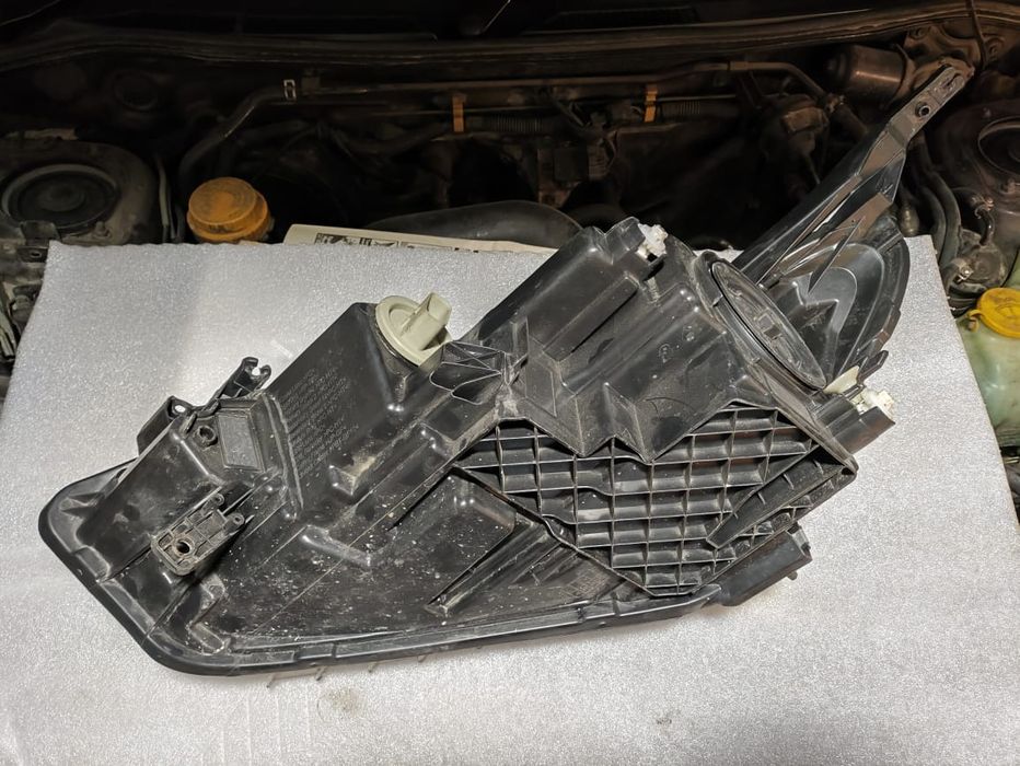 Продам фару правую