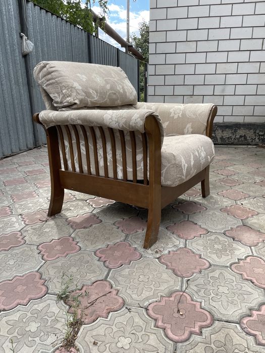 Продам кресло. Дерево.