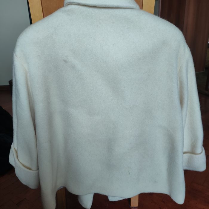 Късо дамско вълнено палто