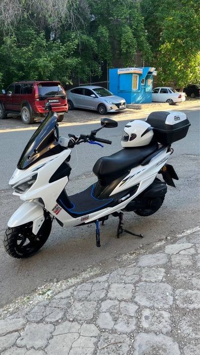 Продам скутер Maxi белого цвета