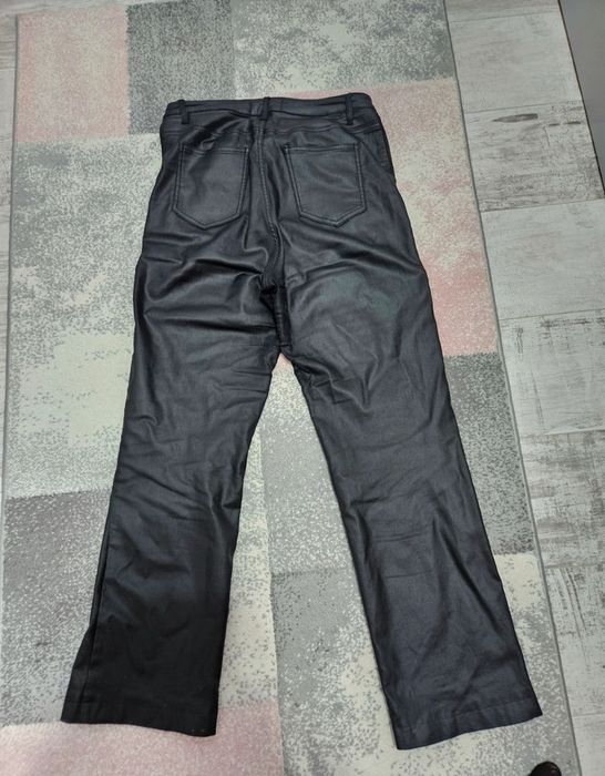 Pantaloni evazati cu model metalic auriu pe lateral