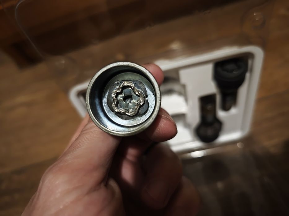 Оригинални секретни болтове за BMW