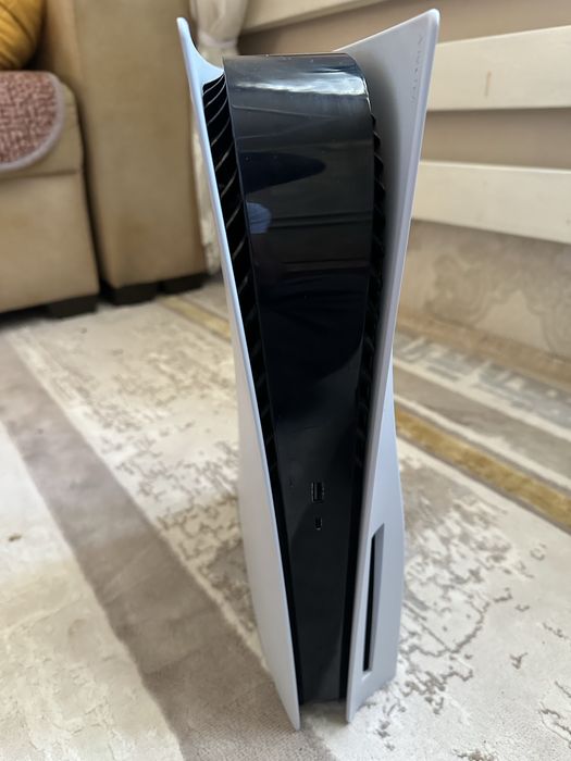 PlayStation 5 дисководом