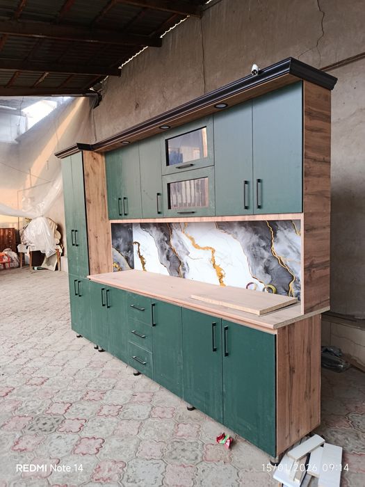 Kuxni garnitur sotiladi