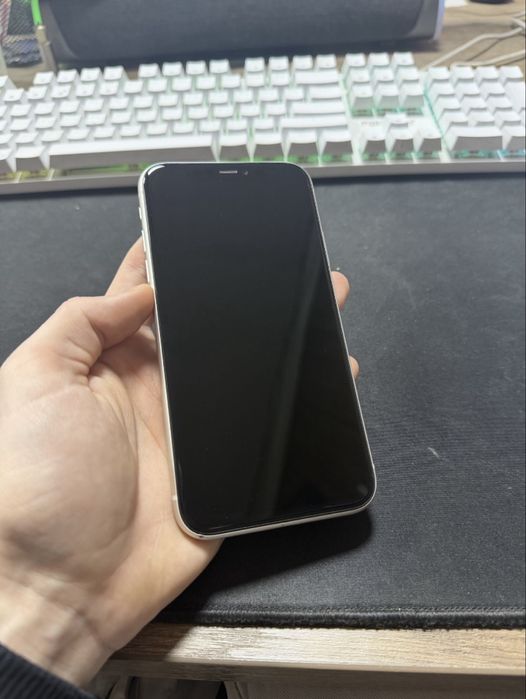 Продам iPhone 11 64