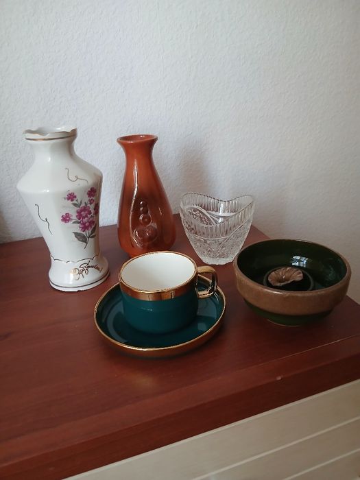 Посуда разная:ножи ,,салатницы советского качества,вазы ,