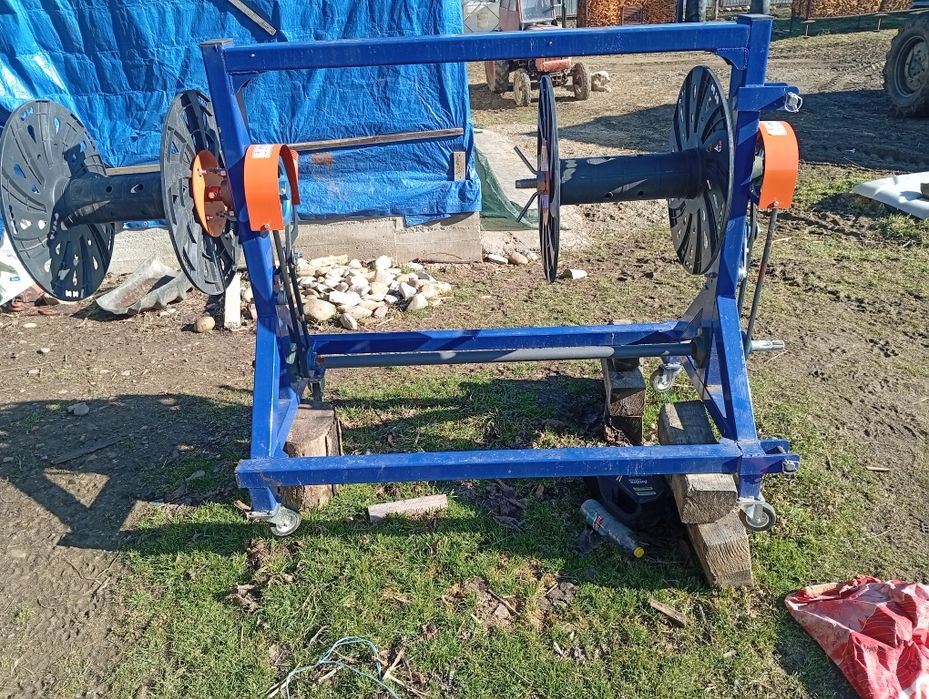 Vând mașină de strâns furtune pentru irigat