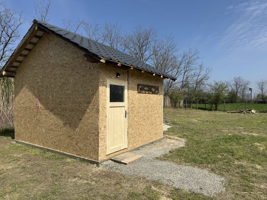 Vand teren cu o casă și o căbănuță