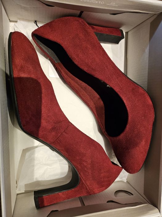 Високи червени токчета