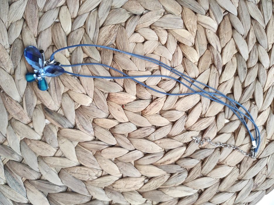 Две чисто нови дамски колиета