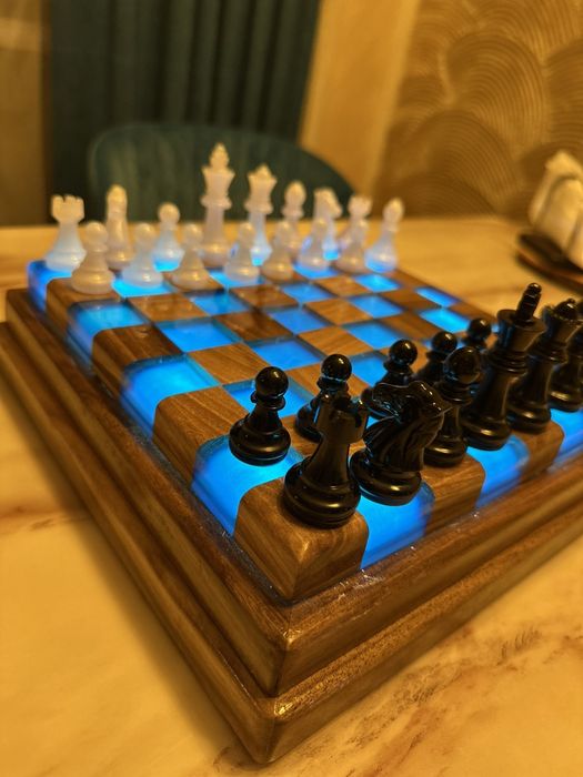 ШАХ - дърво (масив) и епоксидна смола, с LED осветление