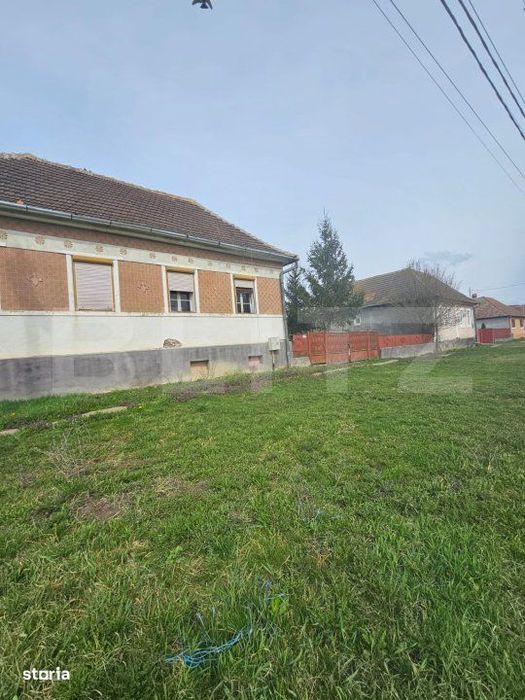 Casa batraneasca cu teren generos, in localitatea Dedrad – la 10 km