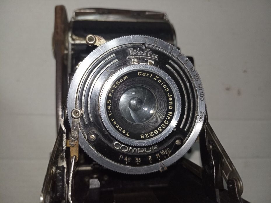 Старинный фотоаппарат