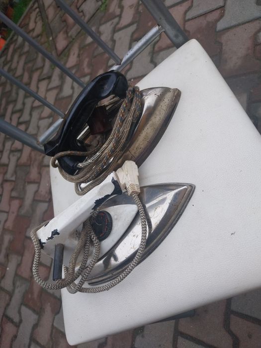 Vand 2 buc fier de călcat vechi
