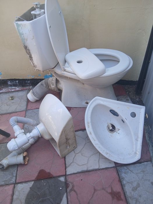 Продам б/у унитаз,раковины