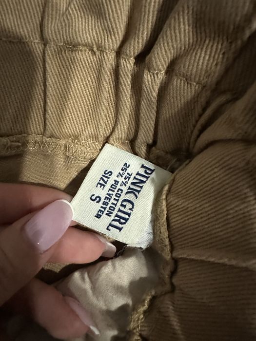 Къси бежови панталони