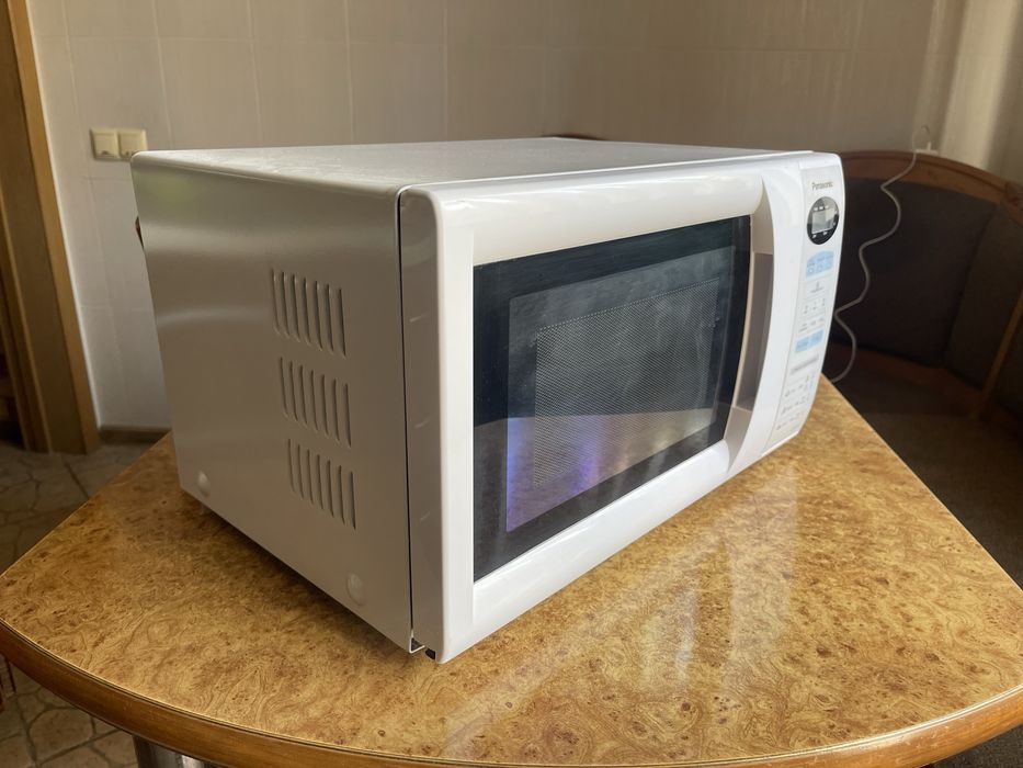 Продам б/у микроволновую печь Panasonic NN-MX26WF