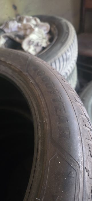 245/45/18 Goodyear зимни