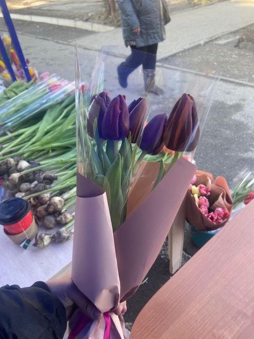 Тюльпаны ,  букеты из тюльпанов