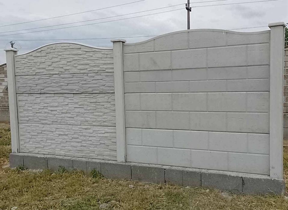 Vând stâlpi si plăci  de gard din beton!