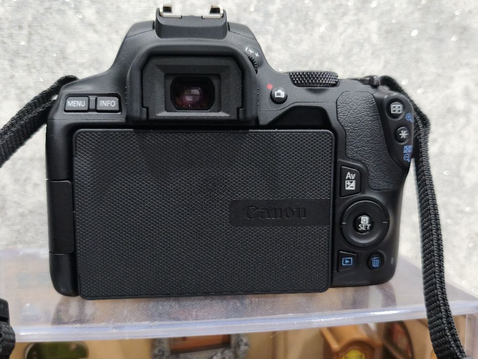 Продам фотокамеру Canon EOS 250D