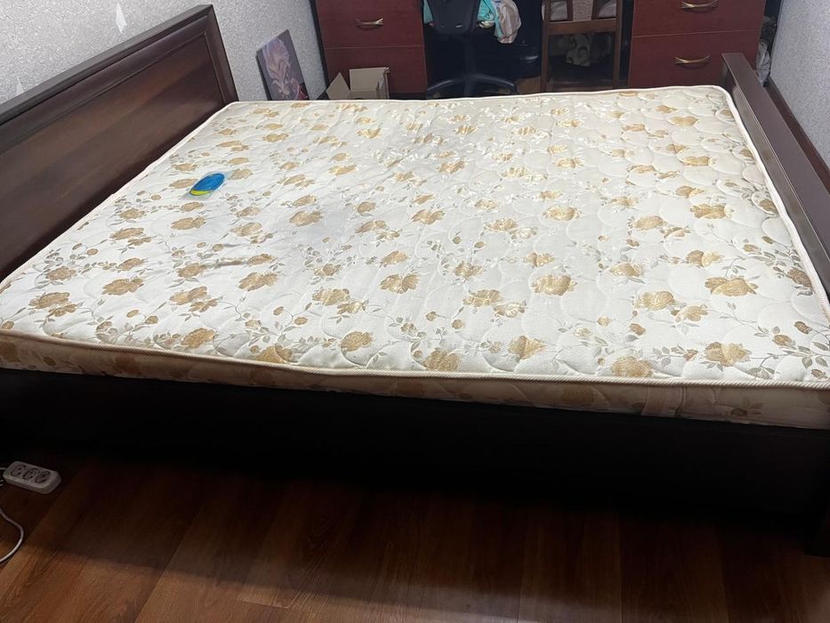 Продам двуспальную кровать