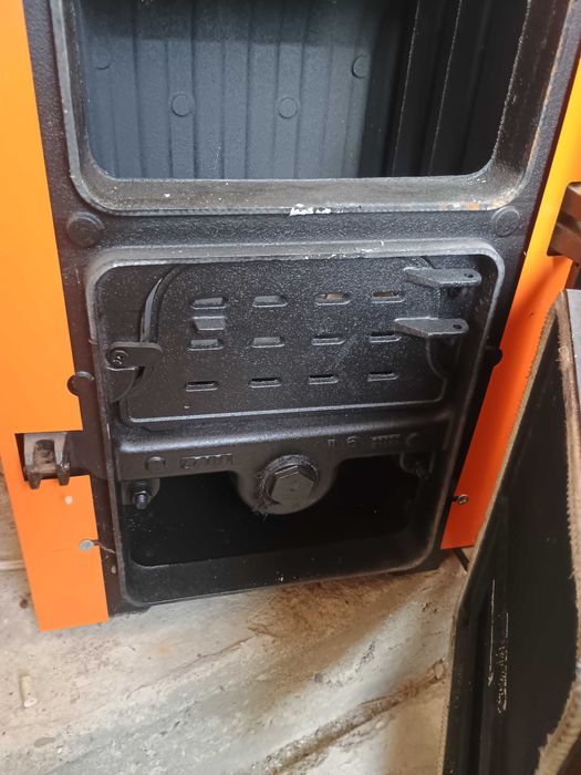 Centrala Ferroli SFR PRO 4, un cazan din fontă pe combustibil solid.