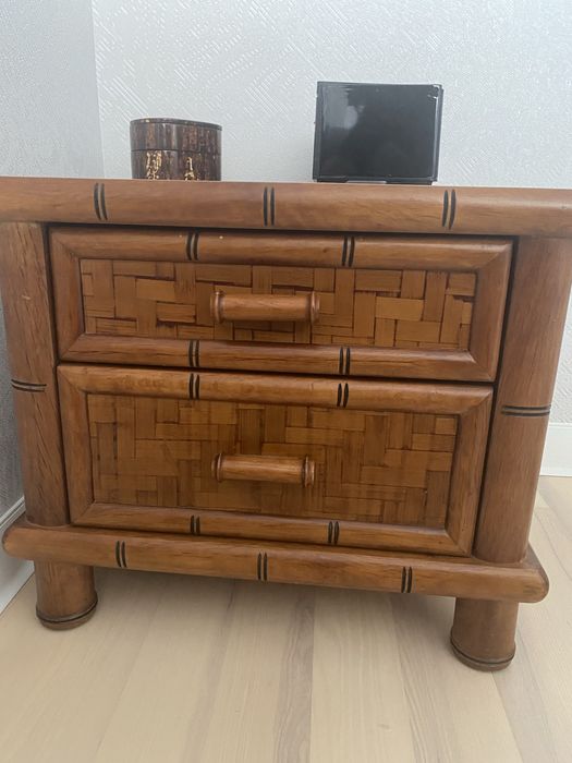 Продам Зеркало  и две тумбочки Дерево