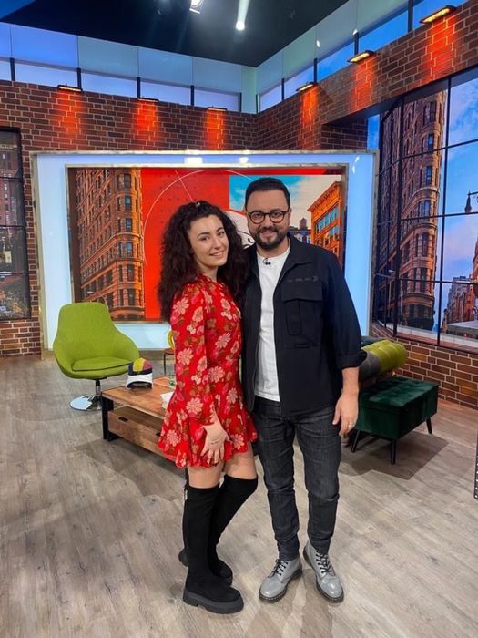 Predau cursuri de muzică (muzică ușoară, populară și alte genuri)