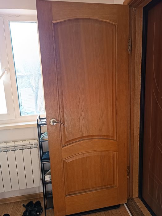Подам деревянную дверь 10000