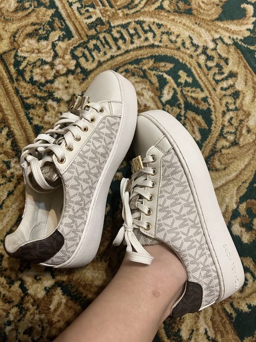 Продаю кроссовки Michael Kors