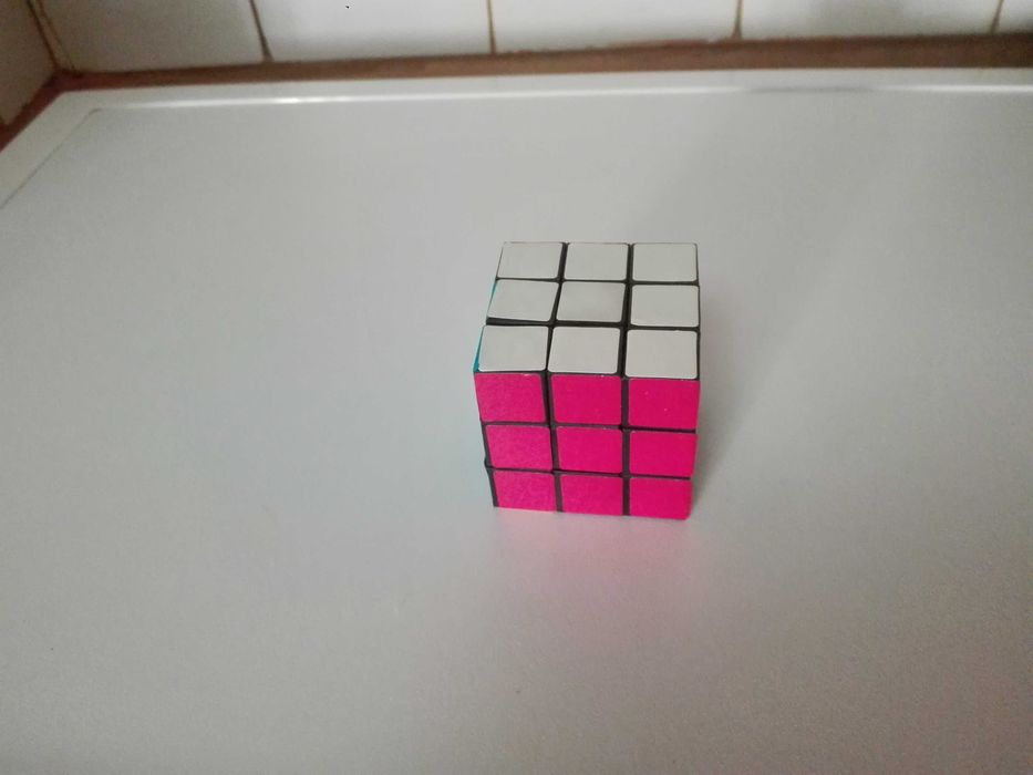 Детски играчки - рекламни камиончета и кубче на Рубик.