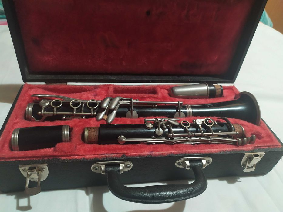 Продавам дървен кларинет "Amati luxus"