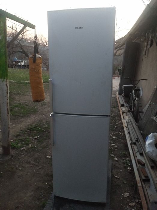 Продам двух камерный холодильник Атлант