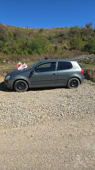 Vând golf 5 pentru dezmembrat