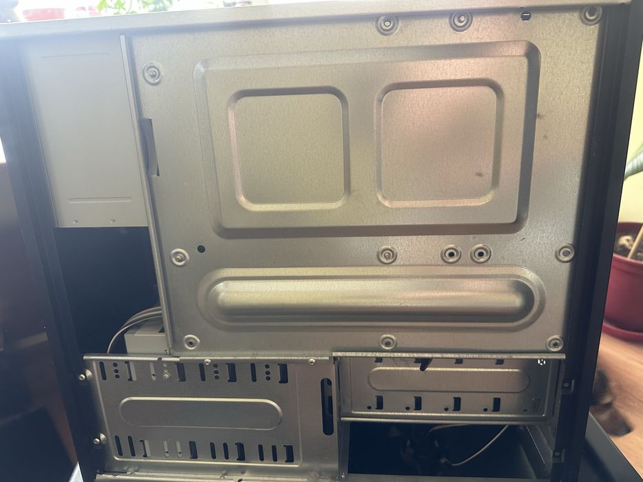 Кутия за настолен компютър със захранване и дъно