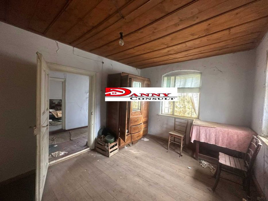 Едноетажна стара къща с двор в с. Димча