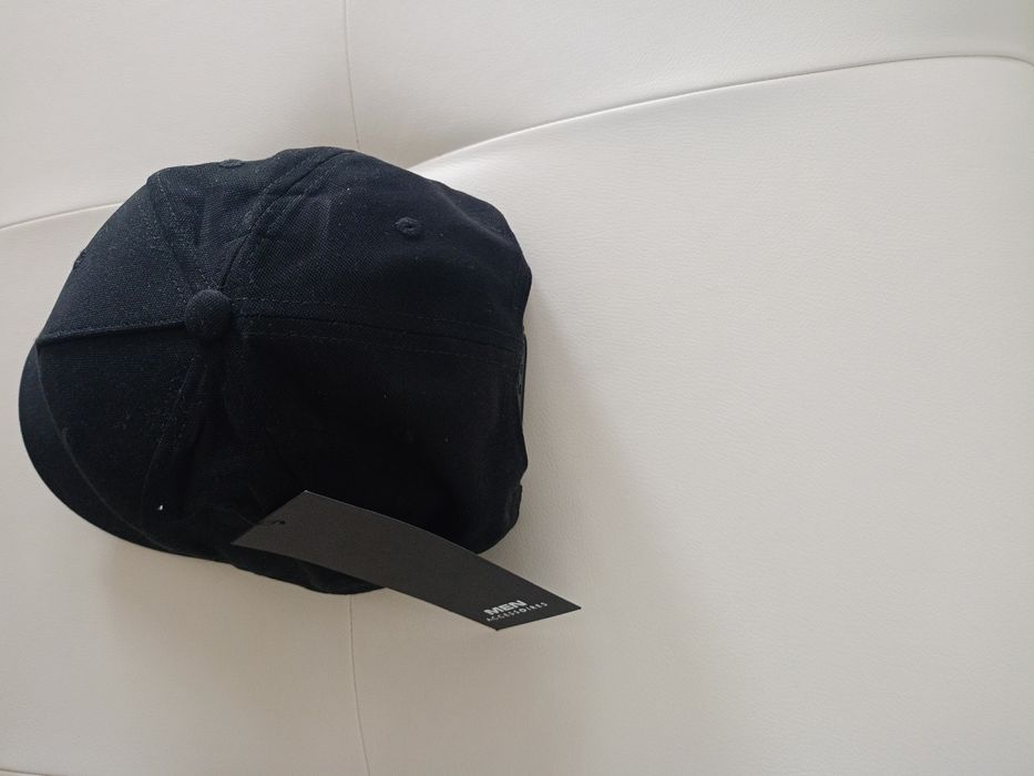 Vând șapcă sport fashion produs model deosebit produs de calitate.